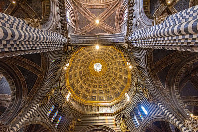 锡耶纳大教堂(Duomo di Siena)的内部视图在锡耶纳市在托斯卡纳，意大利。