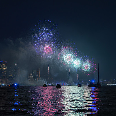 在曼哈顿市中心前的东河,人们从许多游艇和小船上观看五彩缤纷的节日烟花。 在曼哈顿市中心前的东河,人们从许多游艇和小船上观看五彩缤纷的节日烟花。