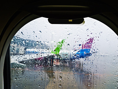 在潮湿的天气，飞机停机坪，透过飞机窗户看到