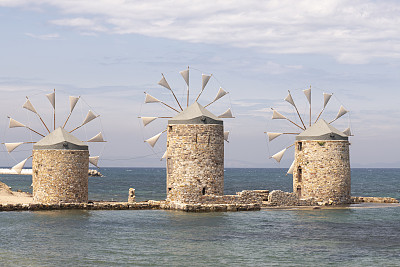 刮风的一天，希腊奇奥斯岛上的风车