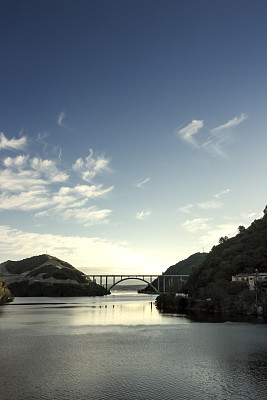 jose M. de la Sota bridge, San Roque lake, Villa Carlos Paz, cordoba，阿根廷。