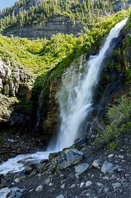 汹涌的瀑布沿着Timpanogos山徒步旅行在仲夏