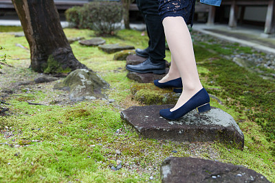 国际夫妇享受日本花园