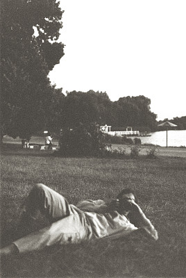 一名男子正在用老式胶卷相机拍照