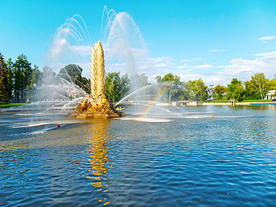 俄罗斯莫斯科经济成就展(VDNKh)上卡缅斯基池塘的金钉喷泉。