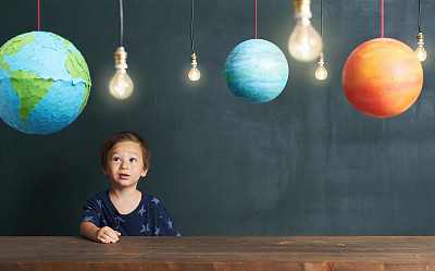 孩子学习行星和太空