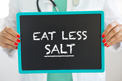 医生建议:少吃盐以降低血压或高血压的风险
