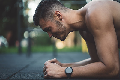 健康男子佩戴智能手表和心率监测器，在跑步和户外健身时跟踪自己的进度。