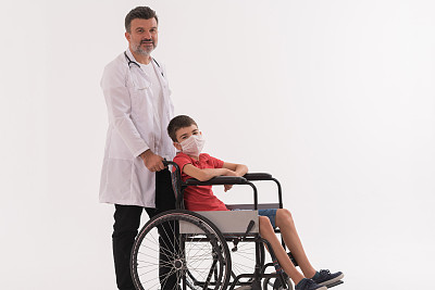 轮椅上的医生和年轻病人