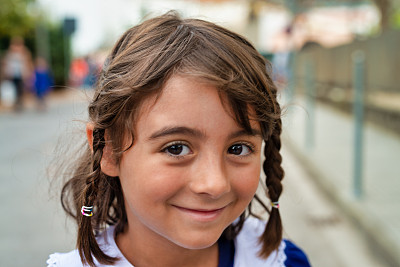 回到学校。意大利教育。小学女孩在她第一天上学上课前微笑