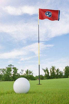 田纳西旗在高尔夫球场的果岭与一个球洞附近
