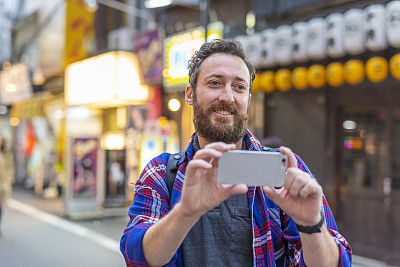 日本游客用手机拍照