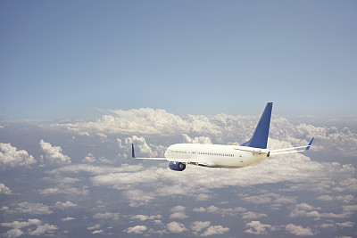 客机在云层上空飞行