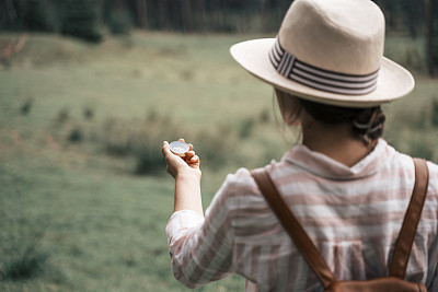 回归自然。独自寻找道路的旅行者。一个快乐的年轻女游客漫步在大自然中。阳光明媚的日子里在森林里的户外享受。