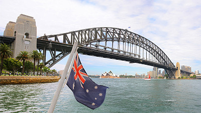 悬挂澳大利亚国旗的悉尼海港大桥