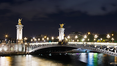 夜景塞纳河和巴黎，法国，欧洲。塞纳河是著名的旅游胜地，有许多地标。巴黎的塞纳河明信片