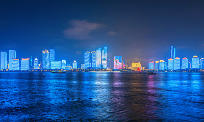 晚上，灯光秀在中国青岛的城市天际线上