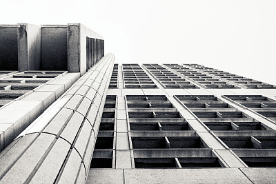 低角度的办公大楼，黑白，背景与拷贝空间