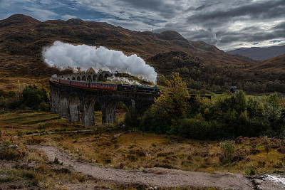 詹姆斯二世人蒸汽火车经过格伦芬南高架桥
在苏格兰