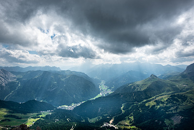 Trentino上阿迪杰，意大利:Dolomites - Pordoi山口，徒步到Piz Boè， Sella集团