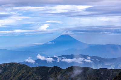 从日本山梨县的南阿尔卑斯山看富士山