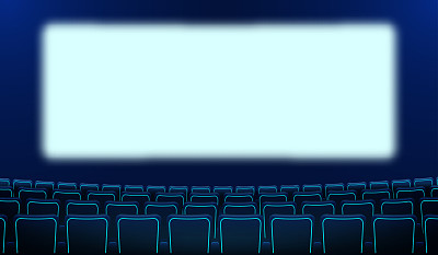 现实的一排排蓝色椅子电影院和白色的空白屏幕在黑暗中。影院观众席和影院座位面向空场景设计。矢量电影平面风格卡通插图。