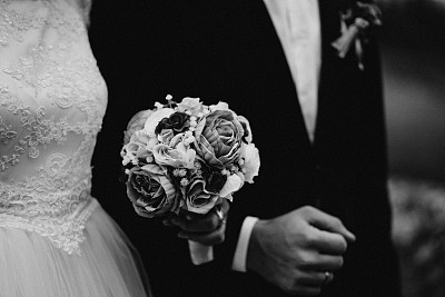 新娘和新郎牵手的特写镜头。新娘和新郎手牵手的细节。
