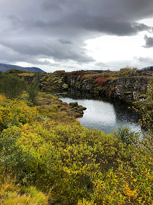 Þingvellir (Thingvellir)，冰岛:大裂谷充满水的峡谷