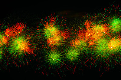 五彩缤纷的烟花在漆黑的夜空中绽放。新年背景快乐。