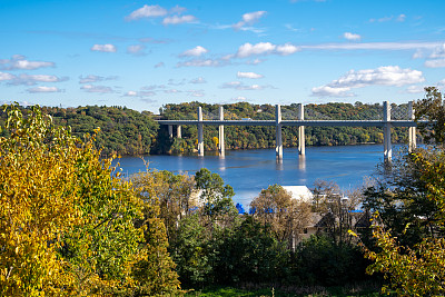 俯瞰城市景观在静水明尼苏达州在秋天俯瞰圣克罗伊十字，一座跨越圣克罗伊河的额外桥梁