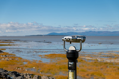 加拿大魁北克省蒙马尼海滩上的日望远镜