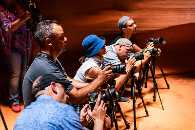 摄影团的专业摄影师在上羚羊槽峡谷在亚利桑那州