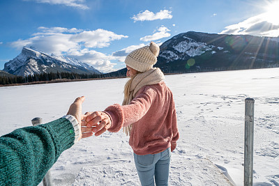 跟我来概念;一名年轻女子带着男友前往加拿大冰雪覆盖的冰湖