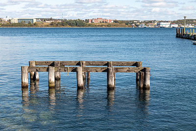 新斯科舍省哈利法克斯港的旧木支柱