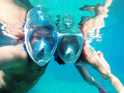度假时在水下浮潜自拍