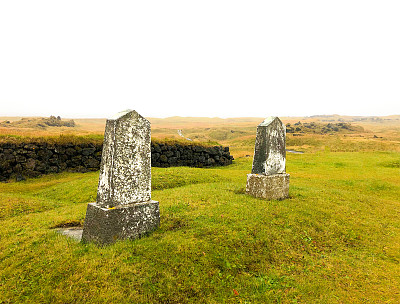 Búðir，冰岛:雨中的黑色教堂墓地(Búðakirkja)
