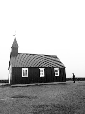 Búðir，冰岛:雨中的黑人教堂(Búðakirkja) (B&W)