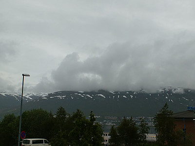 挪威的浓雾笼罩着群山