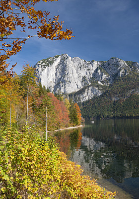 秋天的倒影-阿尔陶斯湖，斯蒂里亚，奥地利