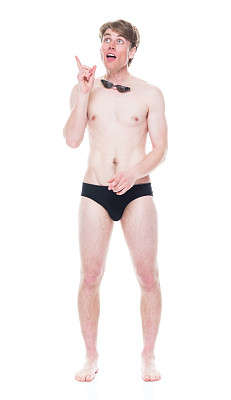 全长/一个20-29岁的成年人英俊的人白人年轻男子/男性游泳在白色背景下穿着内裤/男性内裤/泳镜/泳裤/短裤