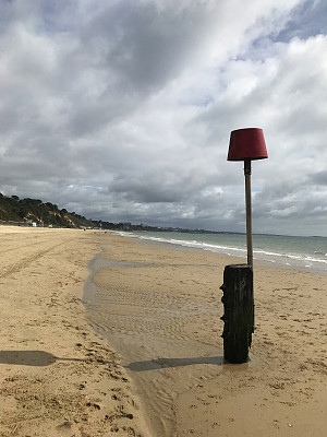 英国海滩图像与海岸导航标志与海岸海景延伸到远处，伯恩茅斯海滩海岸线海岸，多塞特海边，英国