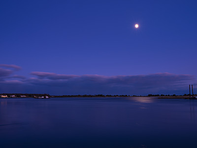 月亮升起在宁静的湖面上