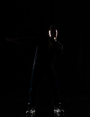 全长/一人/一人/正面的观点20-29岁的成年英俊的人高加索男性/年轻男子歌手/音乐家站/跳舞在黑人背景谁是唱歌/高兴和拿着麦克风 全长/一人/一人/正面的观点20-29岁的成年英俊的人高加索男性/年轻男子歌手/音乐家站/跳舞在黑人背景谁是唱歌/高兴和拿着麦克风