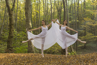 一名芭蕾舞女演员在tekirdag turkey外面的公园里摆姿势跳舞