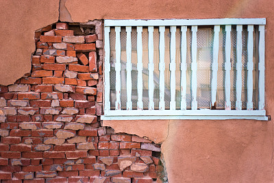 圣塔菲，内省:乡村破墙，灰泥，砖块，窗户