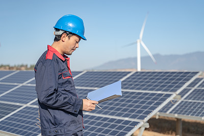 太阳能发电厂工程师正在检查