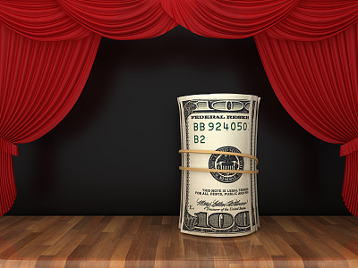 美元金钱滚动与红色舞台窗帘在木地板- 3D渲染