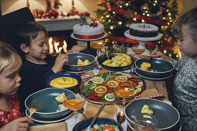 圣诞晚餐有三文鱼片，蔬菜，玉米粥和圣诞蛋糕