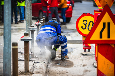 2019年，在罗马尼亚首都布加勒斯特，建筑工人使用切割锯切割人行道上的沥青路面