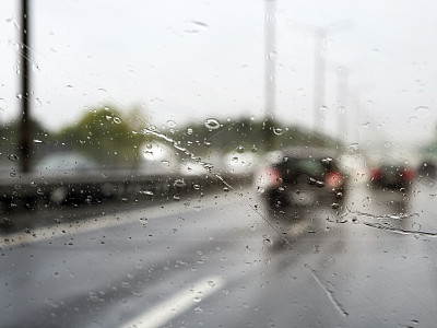 雨中在高速公路上开车，交通堵塞，在雨中在冬天开车